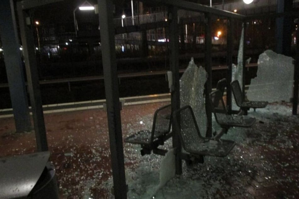 Der demolierte Unterstand an der S-Bahn-Haltestelle Lichtenhagen in Rostock.
