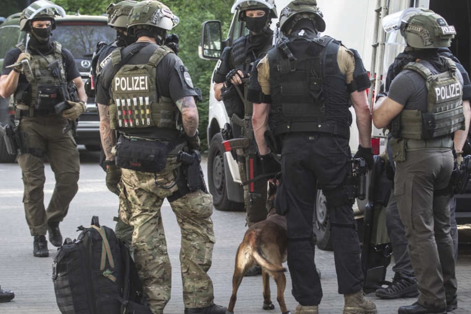 Spezialkräfte der Polizei waren am Dienstagmittag in das Reihenhaus eingedrungen. (Symbolbild)