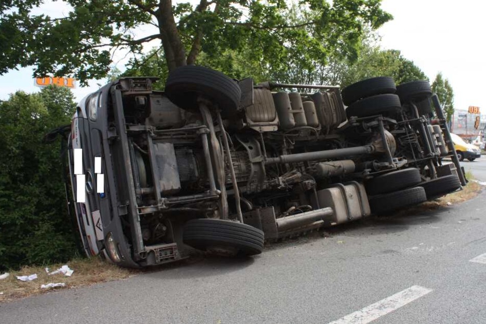Der Mülltransporter kippte schließlich auf die Seite und kam zum Stehen.