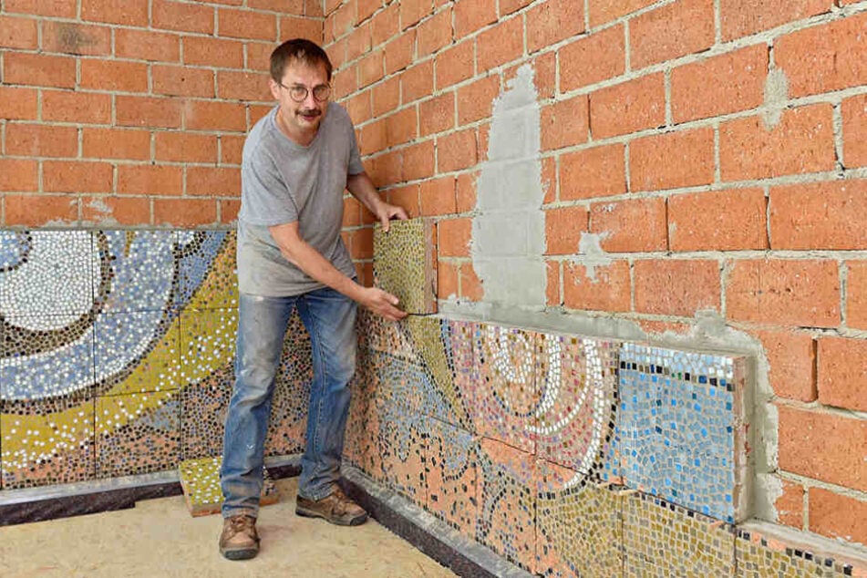 Restaurator Peter Jung setzt das Wandmosaik fachgerecht an den neuen Standort um.