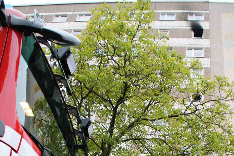 Die Kameraden der Feuerwehr mussten Brände in der sechsten und der neunten Etage des Hochhauses an der Albert-Schweitzer-Straße löschen.