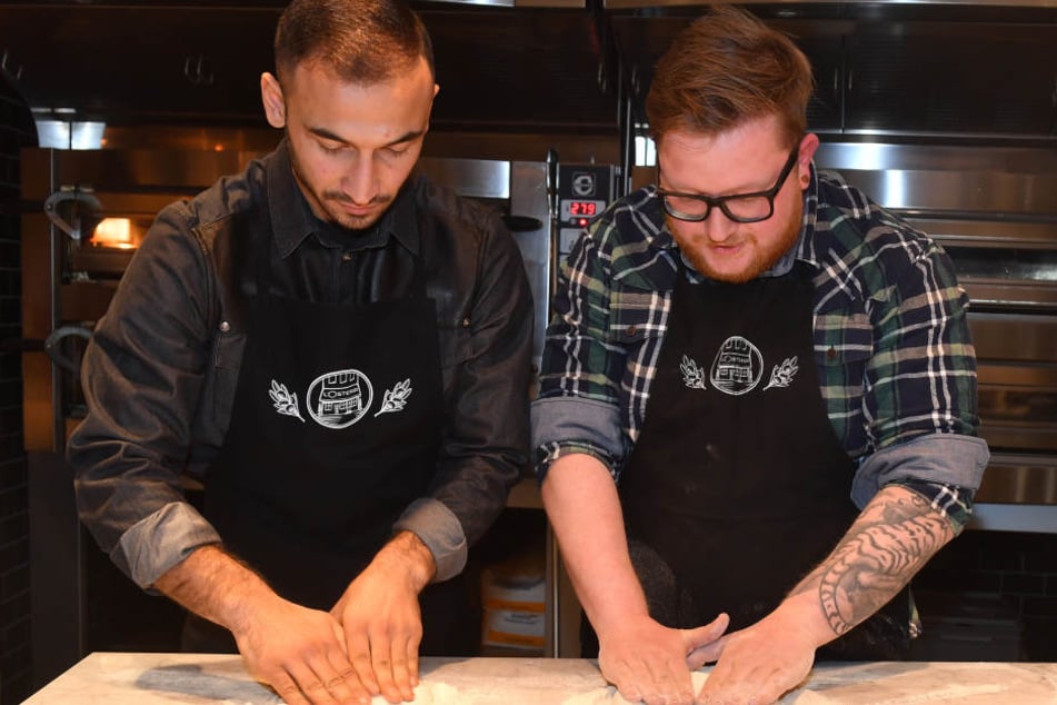Zusammen mit dem Restaurantleiter der L'Osteria Marcus Gehler (26, r.) knetet "Andy" den Teig.
