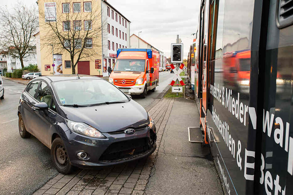 Beim Linksabbiegen krachte die Frau in die Straßenbahn.
