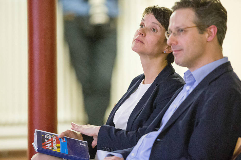 Marcus Pretzell (43) sitzt hier einträchtig neben seiner Gattin Frauke Petry (41).