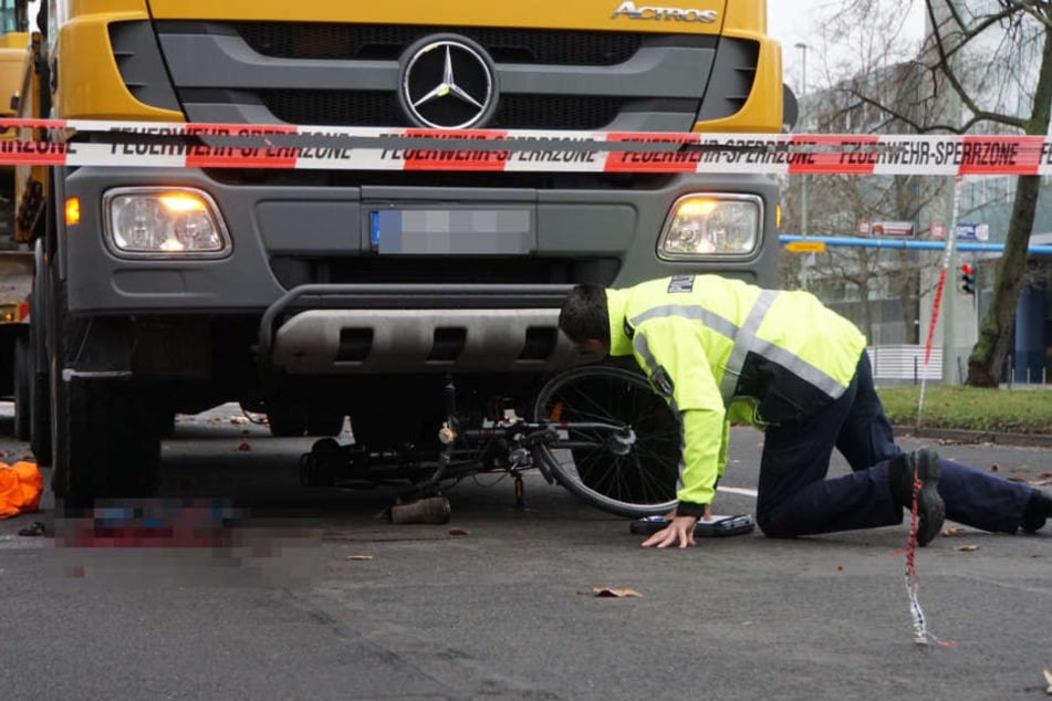 Das Fahrrad ist unter dem tonnenschweren Lkw verkeilt.