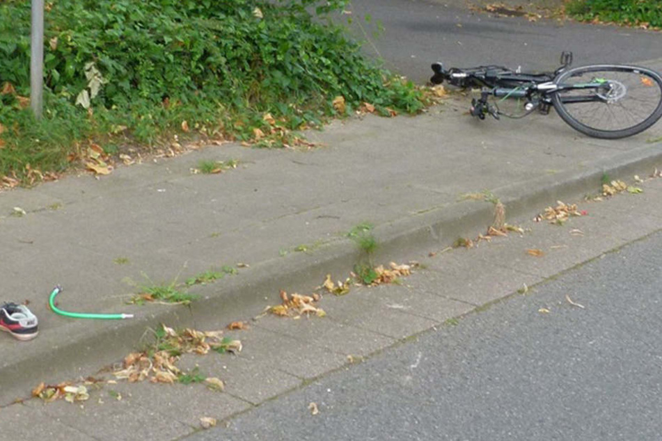 Das Fahrrad des 20-jährigen ist zerstört. Ein Schuh liegt noch auf der Straße.