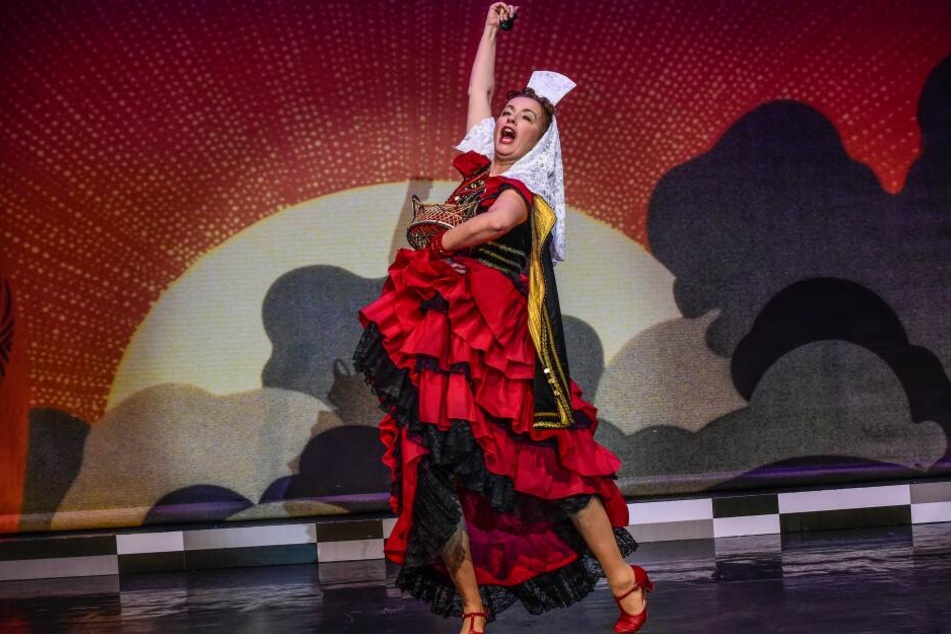 Florence (Katka Kurze) ist mit Leidenschaft bei der Sache und singt "Carmen".