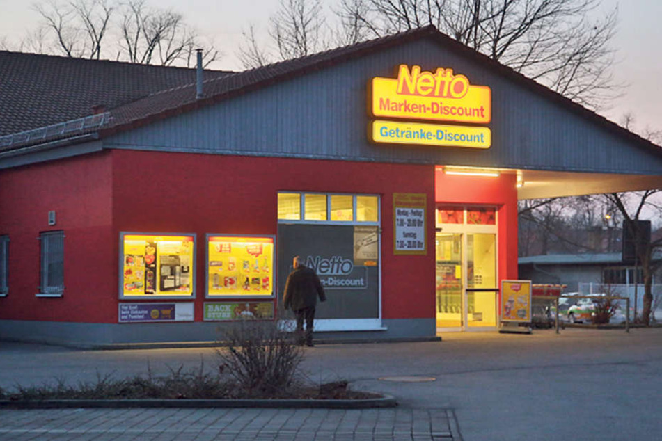 Ein Sozialarbeiter soll den Brennpunkt am Netto in Kamenz entschärfen: Um den Discounter an der Fichtestraße versammeln sich regelmäßig Trinker, die sich nicht benehmen können.