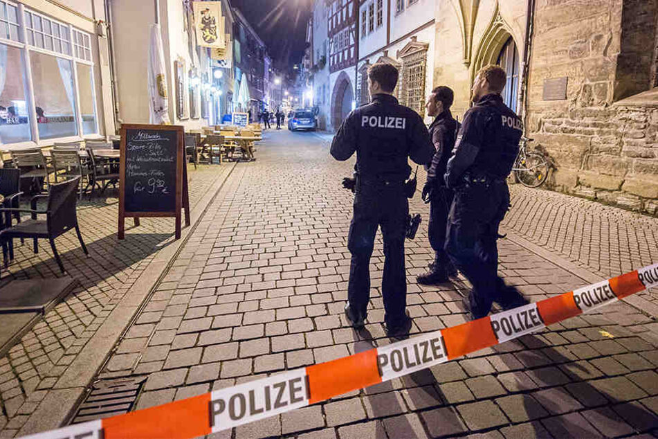 Einsatzkräften sperrten den Tatort in der Altstadt weiträumig ab.