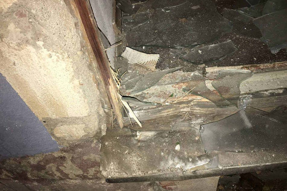 Fenster mitsamt dem Fensterrahmen wurden bei dem Anschlag herausgerissen.