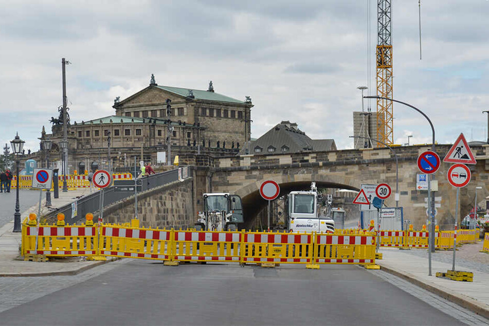 Noch bis Ende des Monats ist das Terrassenufer im Bereich der Augustusbrücke gesperrt.