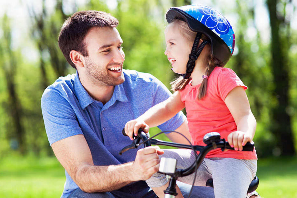 Ein Helm kann Kinder im Straßenverkehr vor schweren Kopfverletzungen schützen.