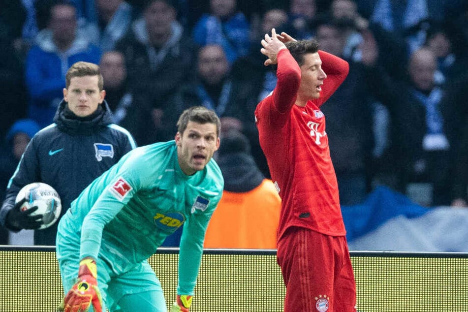 Robert Lewandowski (r) ärgert sich nach seiner verpassten Chance gegen Hertha-Keeper Jarstein. Sie war der einzige Hochkaräter im ersten Durchgang.