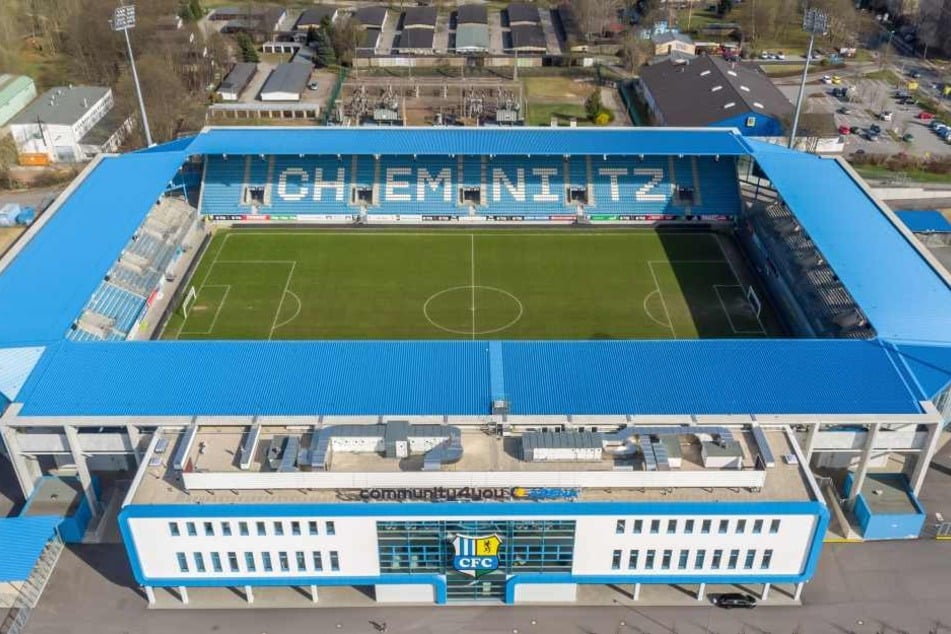 Für 27,2 Millionen Euro baute die Stadt Chemnitz eine topmoderne Arena. Doch auf den Kosten könnte die Kommune jetzt sitzen bleiben. Der CFC kann die 180.000-Euro-Pacht in der 4. Liga nicht mehr stemmen.