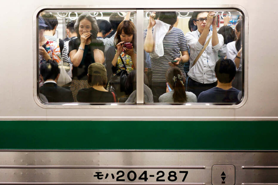 In japanischen U-Bahnen stehen die Menschen oft dicht zusammen. (Symbolbild)