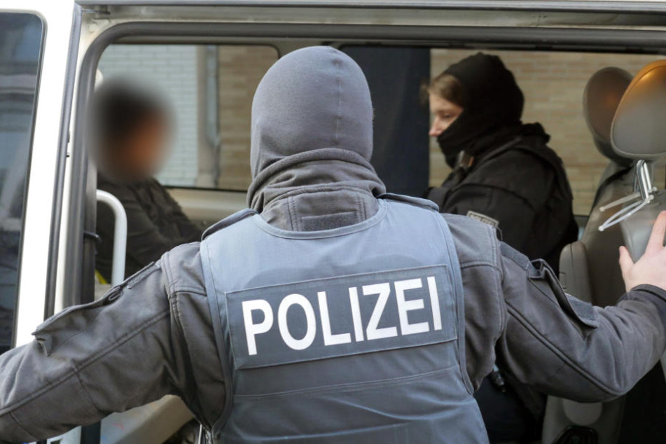 Experten des LKA wurden angefordert und untersuchten das verdächtige Päckchen. (Symbolbild)