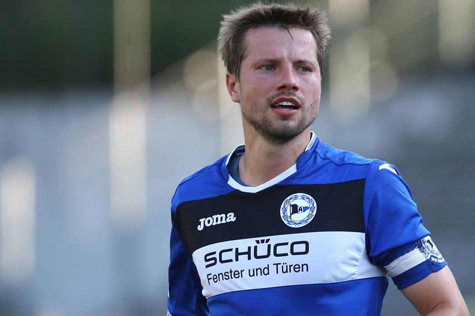 Am 25. Juli geht's für die Arminen zum Testspiel gegen Aston Villa ins Heidewaldstadion nach Gütersloh. Mit dabei auch der neue Mannschaftskapitän Julian Börner.
