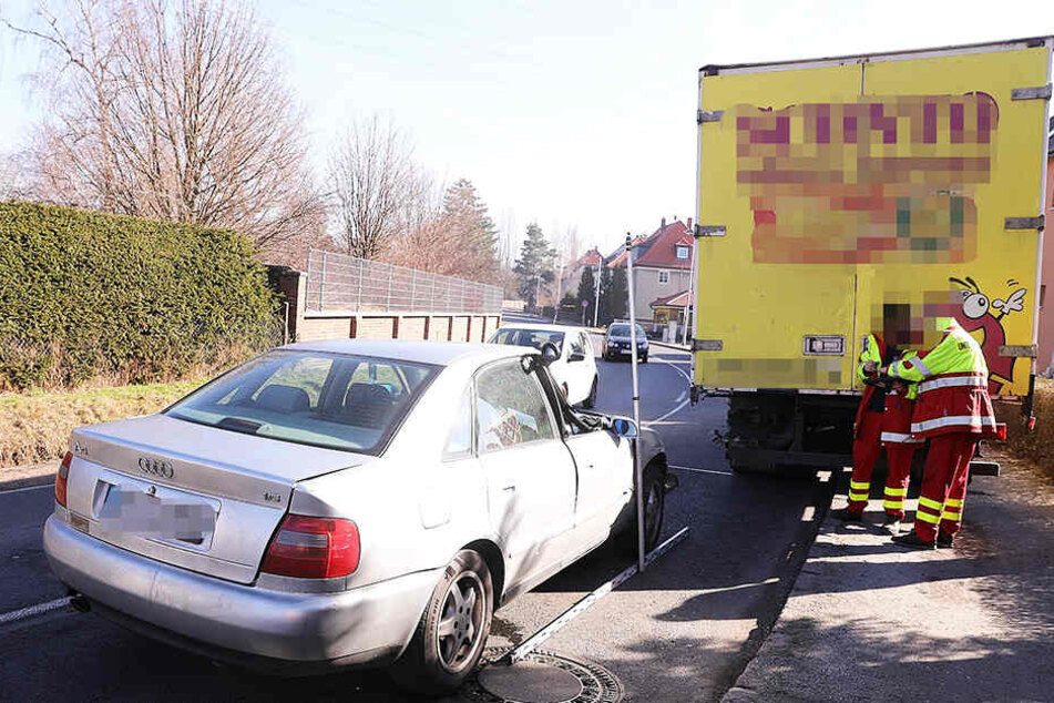 Der Audi krachte in einer Kurve in den Lkw.