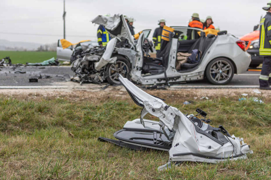 Der Fahrer des Opel erlag vor Ort seinen schweren Verletzungen.