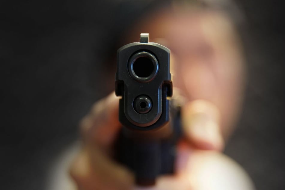 Der Täter bedrohte die Frau mit einer Schusswaffe. (Symbolbild)