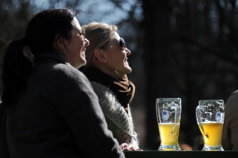 Das herrliche Wetter lockt viele Menschen in den Biergarten. Auch dort kann man sich verbrennen und sollte sich schützen.
