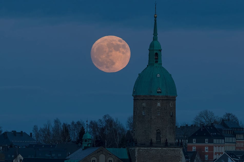 In Annaberg-Buchholz ging der "Supermond" als große Kugel hinter der St. Annen-Kirche auf.