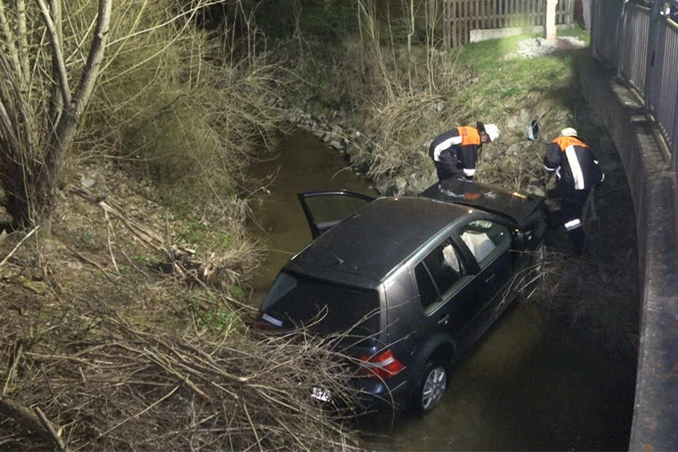 Die 60-Jährige landete mit ihrem Wagen in einem Bach.