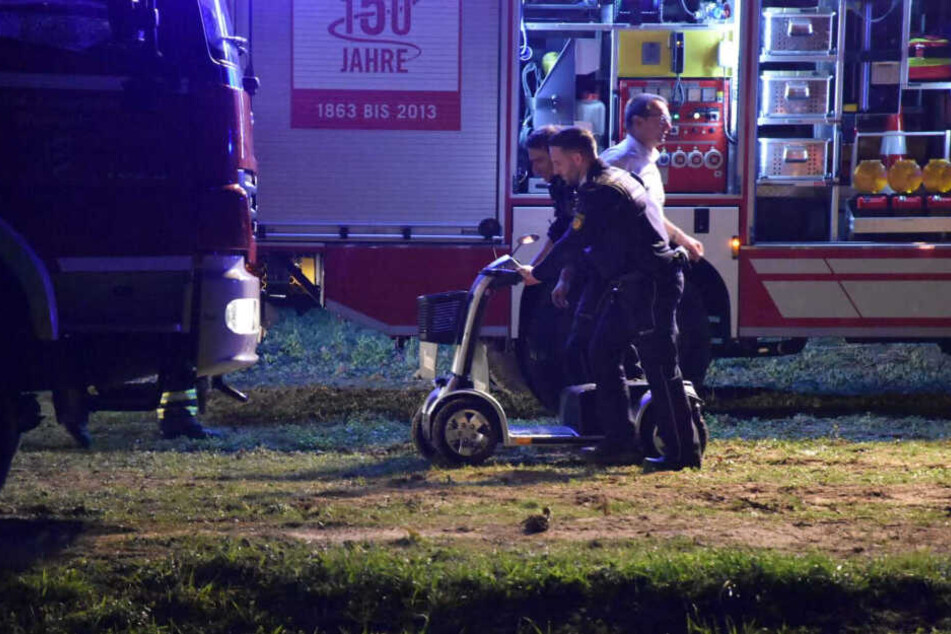 Der 74-Jährige fuhr mit seinem Elektrorollstuhl entlang des Leimbachs auf einem Feldweg, als er stecken blieb und den Hang hinabrutschte.