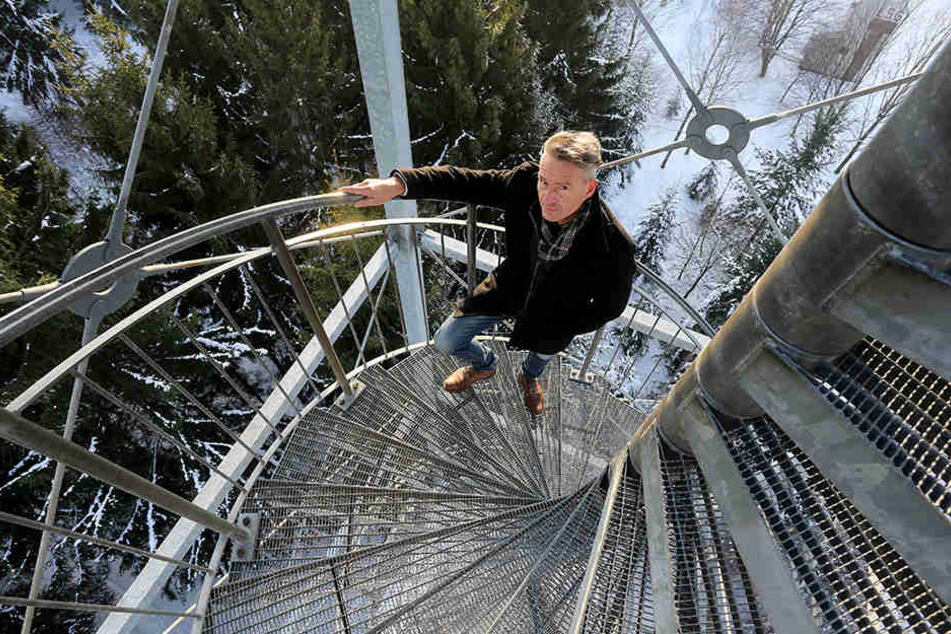 Von hier oben ist der Blick auf Grüna am schönsten: Lutz Neubert (46) auf dem
Aussichtsturm am Totenstein.