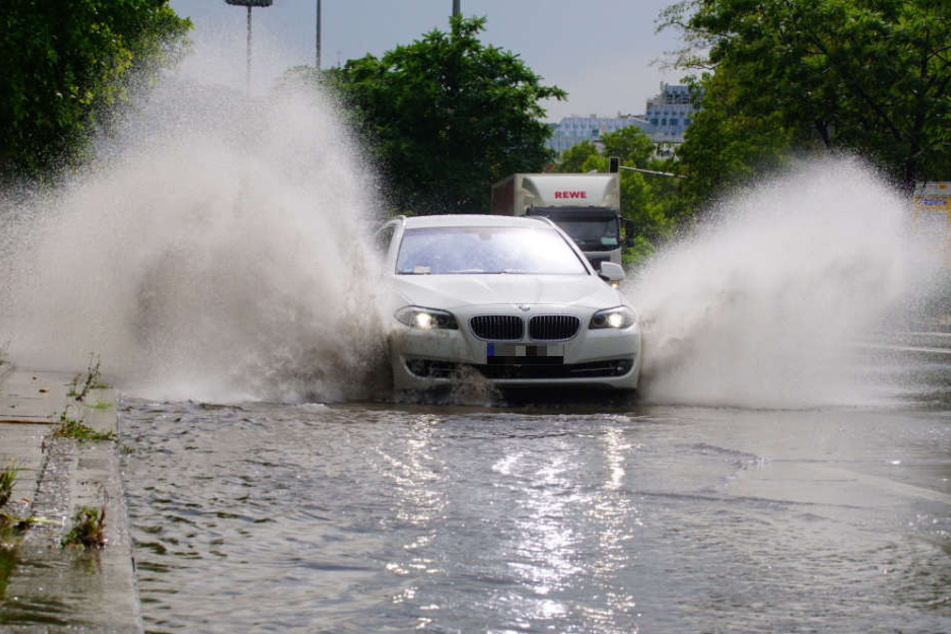 Nach einem heftigen Regenguss stand die die Konrad-Adenauer-Straße in Stuttgart am Mittwochmittag teils unter Wasser.
