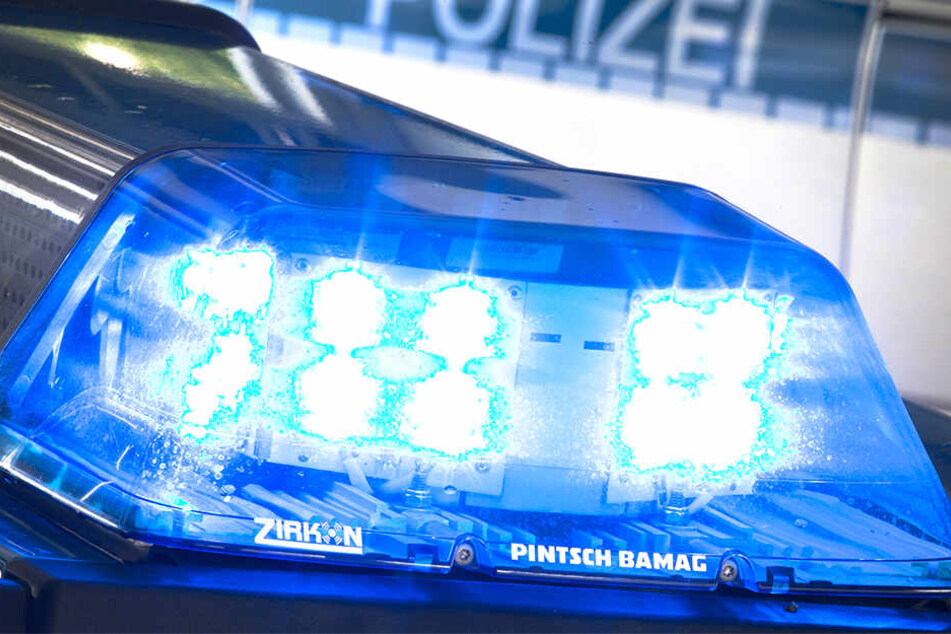 Die Polizei geht davon aus, dass der Fahrer absichtlich in die Menschengruppe gefahren ist (Symbolbild).
