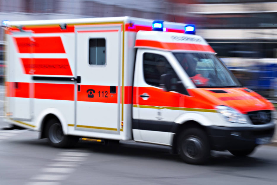 Der Rettungsdienst brachte die beim Sturz verletzte Frau ins Krankenhaus. (Symbolbild)