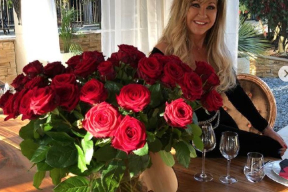Da freut sich Carmen Geiss über die schönen Blumen.