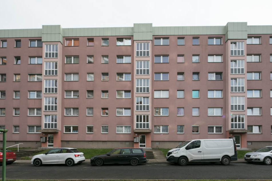 Aus einer Wohnung in diesem Plattenbau wurden Geld und Schmuck im Wert von 55.000 Euro gestohlen.