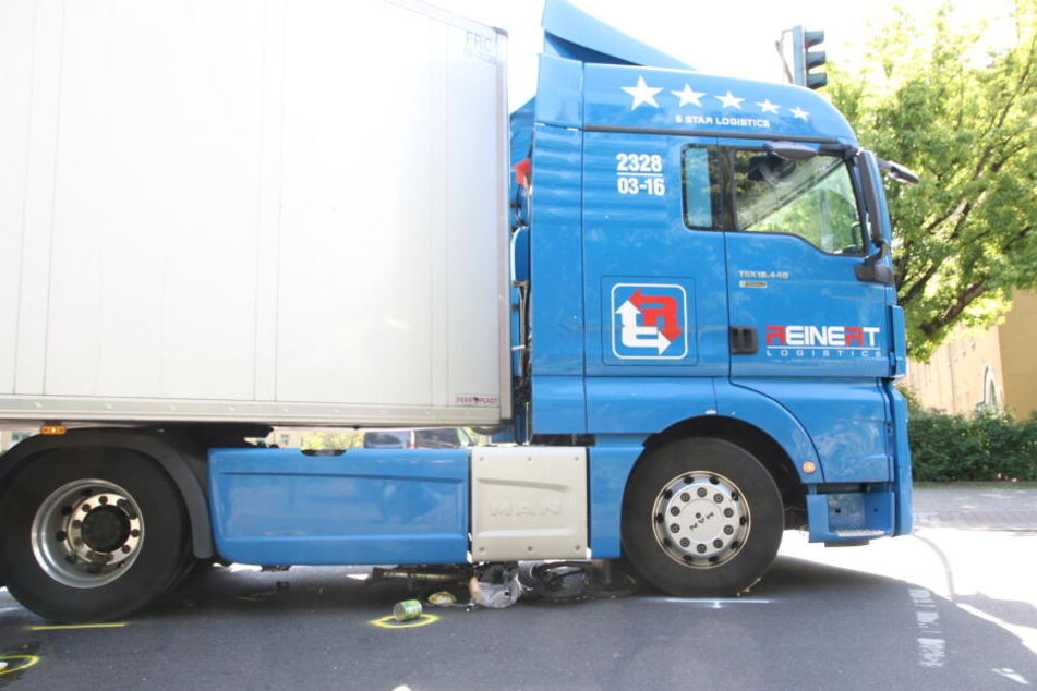 An der Kreuzung Köpenicker Landstraße/Dammweg in Treptow wurde eine Frau von einem Lkw erfasst.
