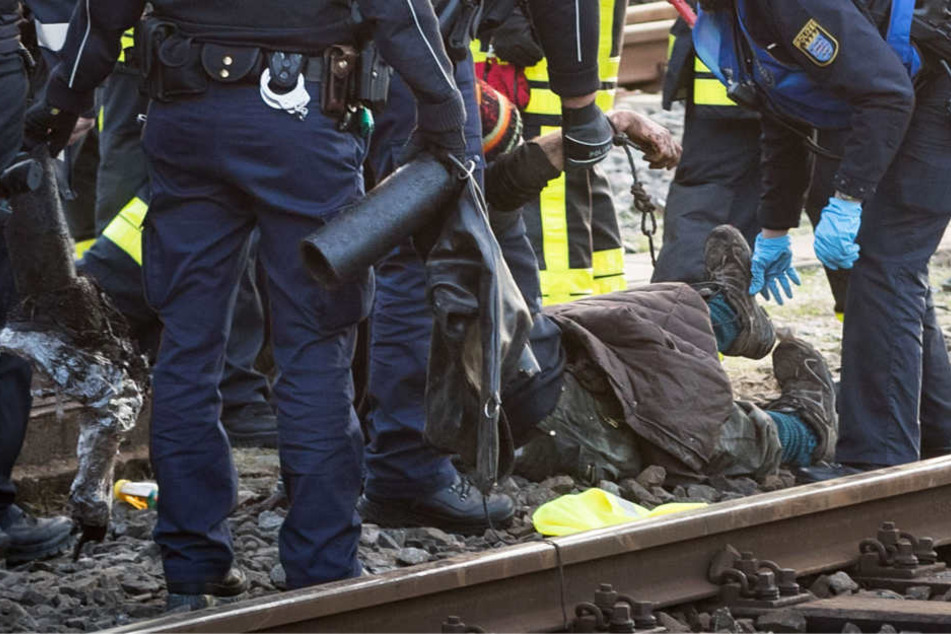 Die Klimaaktivisten mussten von den Polizisten aus dem Gleisbereich getragen werden.