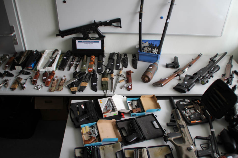 Die Waffen sollen nun von Fachleuten des Landeskriminalamts untersucht werden.