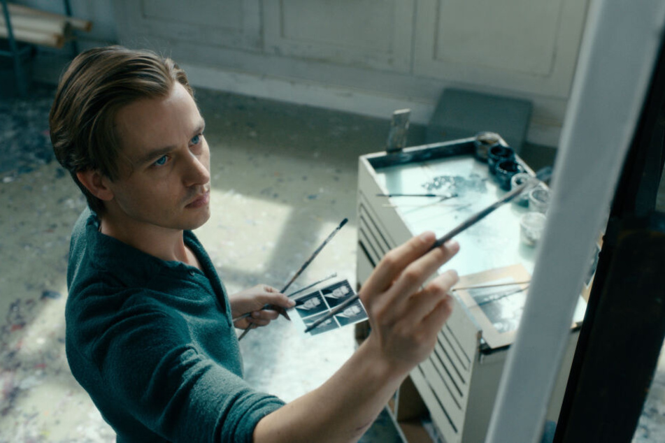 Tom Schilling spielt im Film den jungen Künstler Kurt Barnert.