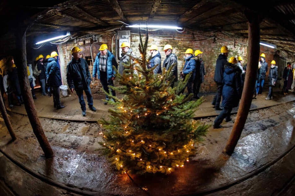 Auch auf den Führungen durch das alte Bergwerk ging es weihnachtlich zu.