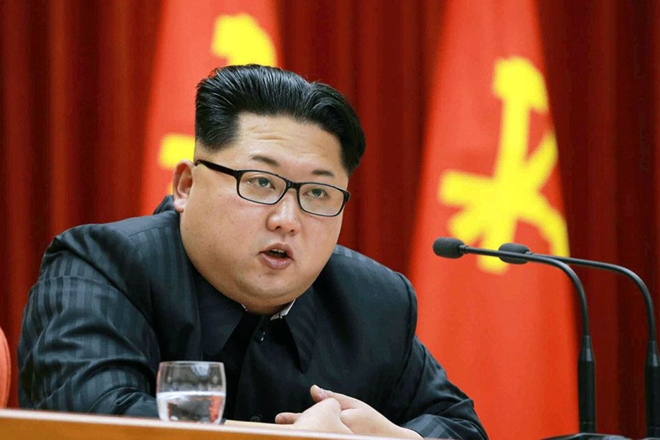 Ein Foto vom 12. Januar 2016, herausgegeben von Nordkoreas staatlicher Zeitung Rodong Sinmun, zeigt den nordkoreanischen Machthaber Kim Jong Un auf einer Veranstaltung des Zentralkomitees der Arbeiterpartei.