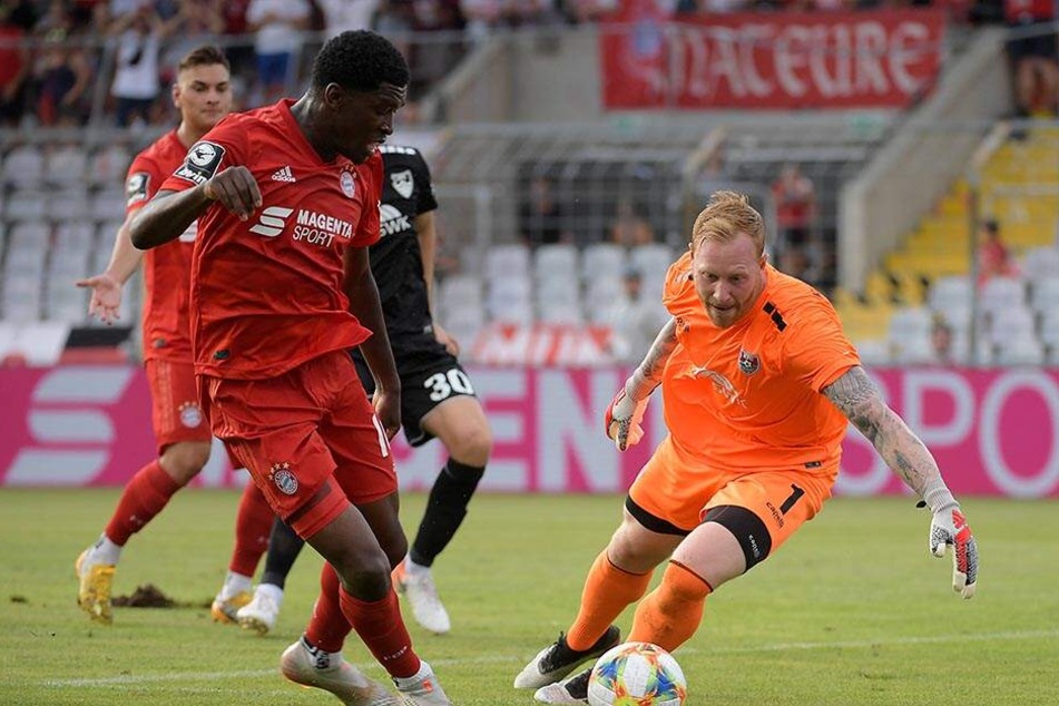 Angreifer Kwasi Okyere Wriedt umkurvt den Uerdinger Keeper Lukas Königshofer und schiebt ein.