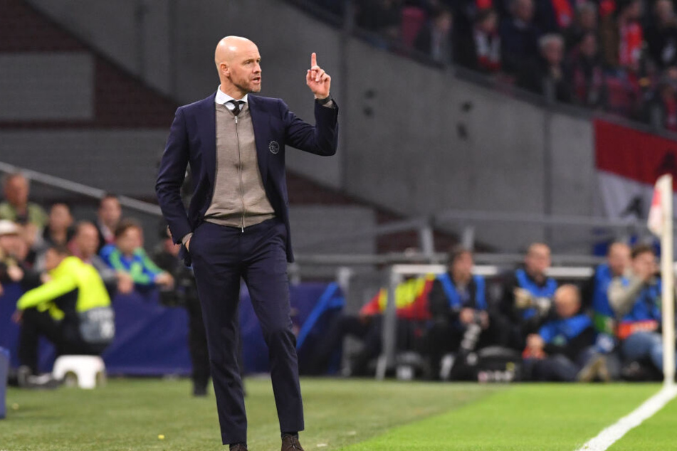 Trainer Erik Ten Hag von Ajax steht an der Seitenlinie. (Archivbild)