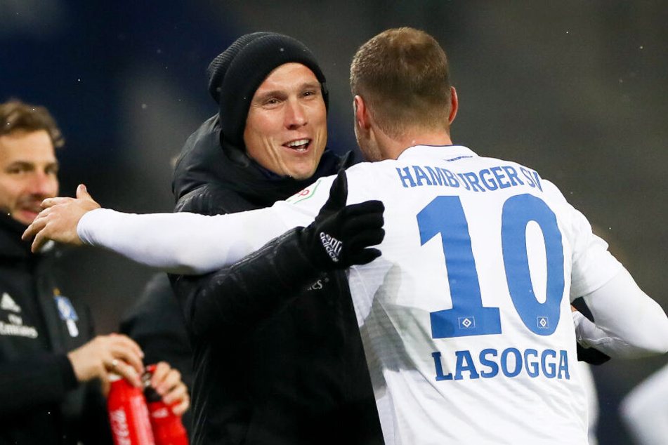 HSV-Trainer Hannes Wolf freut sich mit Pierre-Michel Lasogga über dessen zwei Tore.