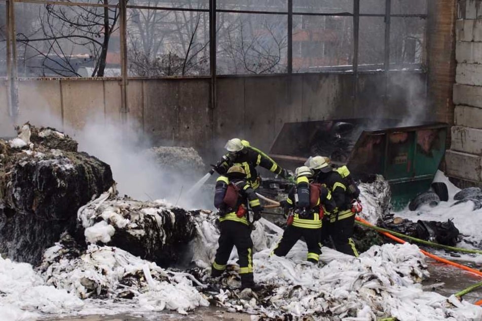 Die Einsatzkräfte der Feuerwehr gelang es, das Feuer an dem ungewöhnlichen Plastikmaterial zu löschen.