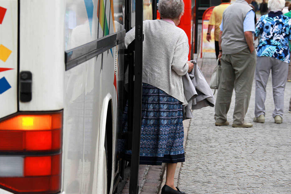 Eine ältere Frau steigt aus einem Reisebus. (Symbolbild)