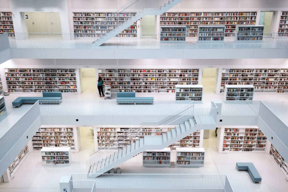 Stadtbibliothek Stuttgart: viele Touristen sind heute in erster Linie auf der Suche nach tollen Fotomotiven. In diesem Bauwerk kann man fündig werden.