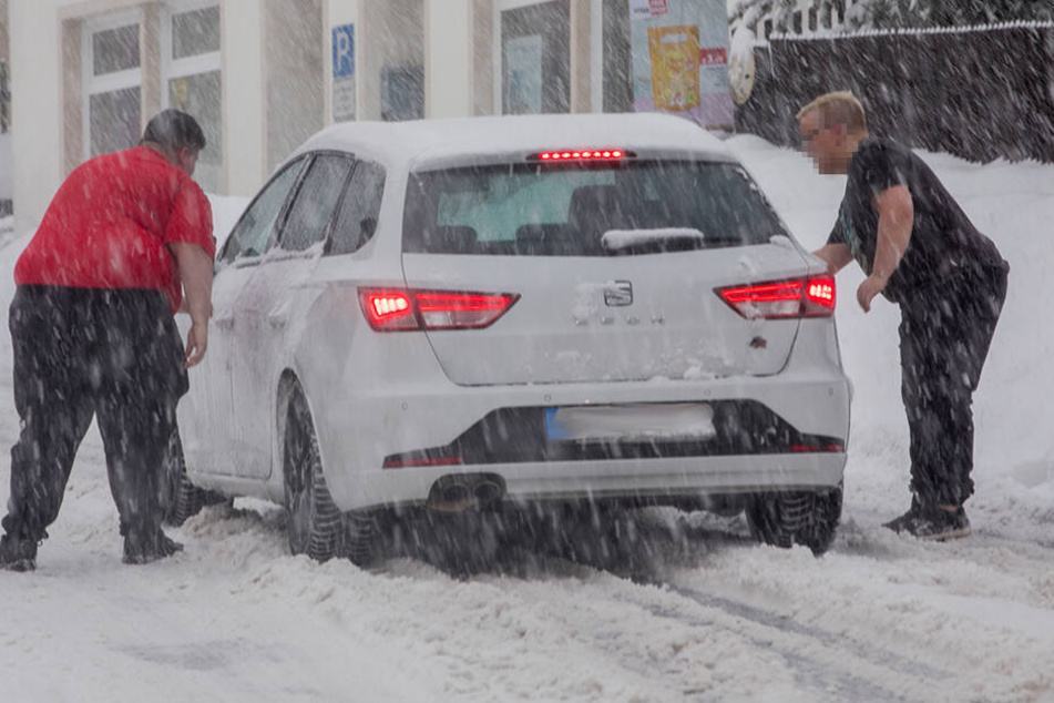 Auf der B95 bei Bärenstein kamen zahlreiche Autos nicht weiter, da half dann nur noch schieben.