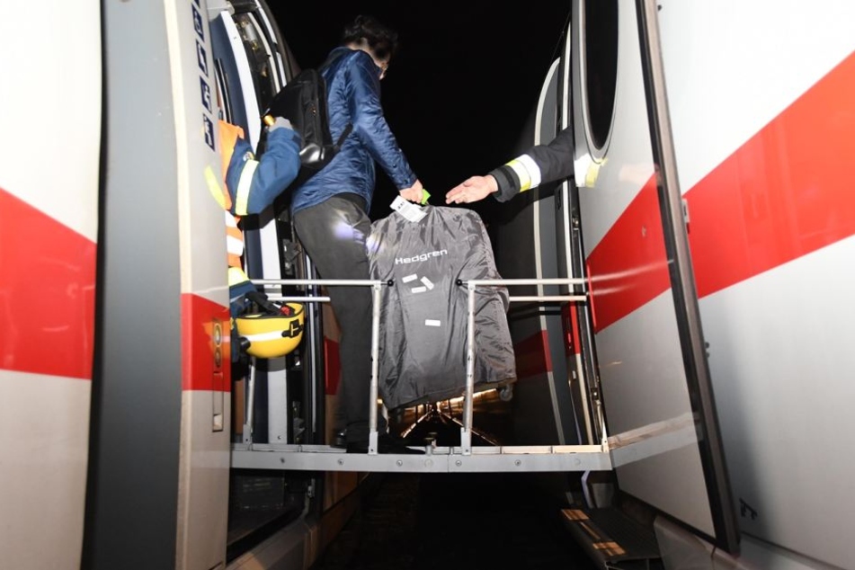 Die Passagiere mussten den Ersatz-Zug über Leitern zwischen den geöffneten Türen betreten.