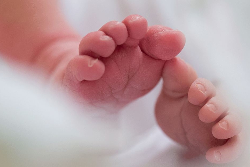 Anwohner fanden ein Baby - bei lebendigem Leib begraben (Symbolbild).