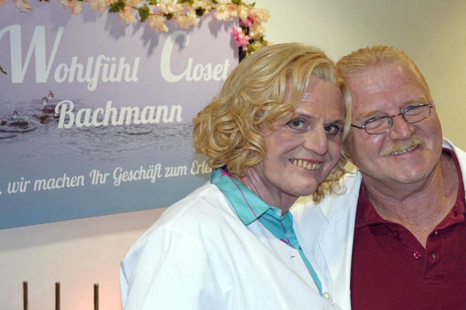 Na, erkennst Du Guido Cantz (l.) als verkleidete Klo-Frau?